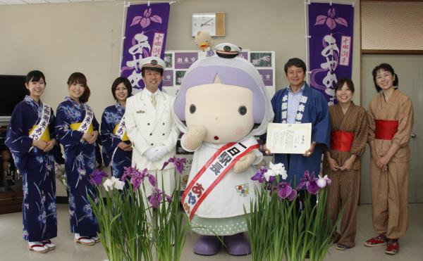 水郷いたこ大使あやめＪＲ潮来駅1日駅長委嘱状交付式