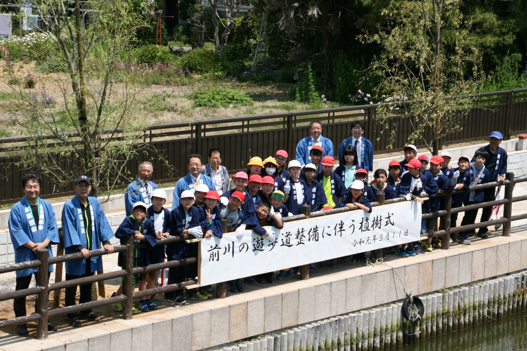 20周年_前川遊歩道整備に伴う柳植樹