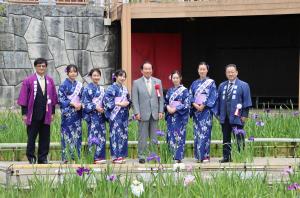 開会式2IMG_8190★集合写真　額賀議長　市長　あやめ娘　小峰議長.JPG