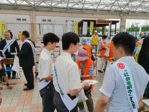 啓発用品配布(潮来高校生徒会)